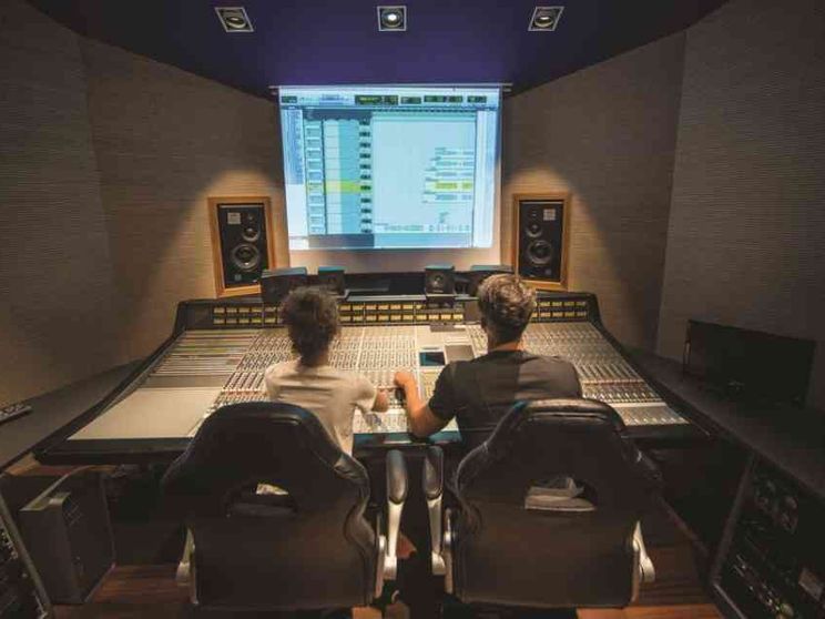 Sul palco "cantano" anche i lavoratori