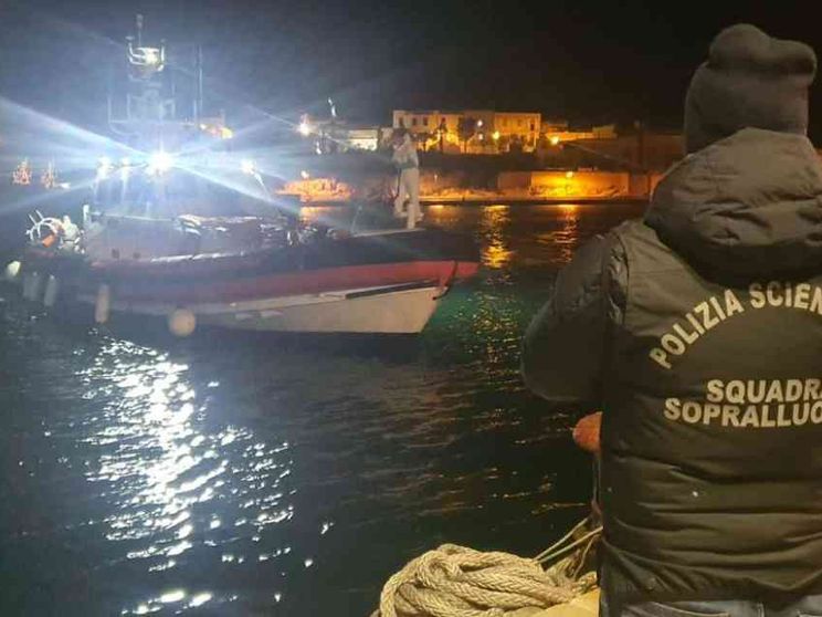Morti in mare, due dispersi tra cui un neonato. La Procura apre un'inchiesta