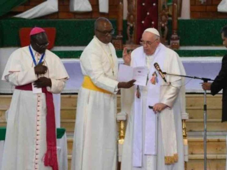 Il Papa ai vescovi: state in mezzo alla vostra gente