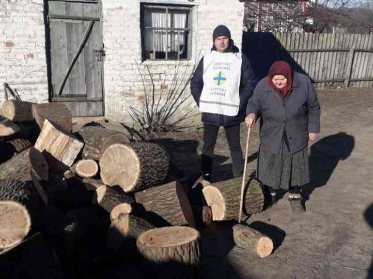 Nadiya, l'ultima abitante di Svitlychne che vive grazie alla legna solidale