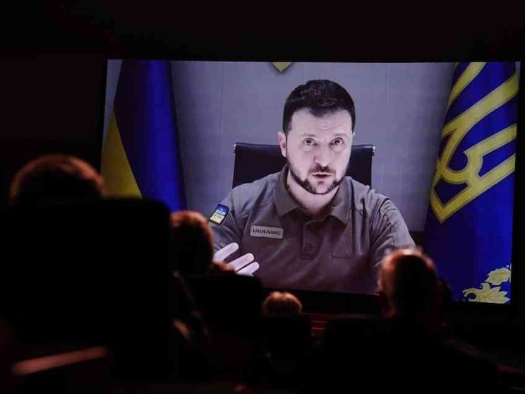 Niente video di Zelensky a Sanremo, solo un testo che leggerà Amadeus