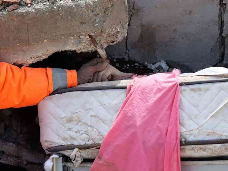 Turchia e Siria, si scava per salvare i sopravvissuti. La preghiera del Papa