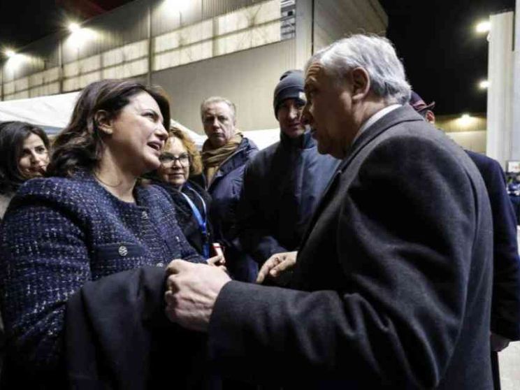 Proteste per la motovedetta alla Libia. In mare scontro sui pescherecci