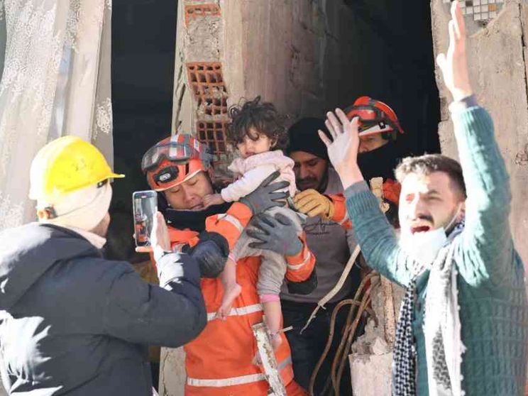 Sisma, oltre 20.000 morti. Oggi i primi aiuti ai siriani "ribelli"