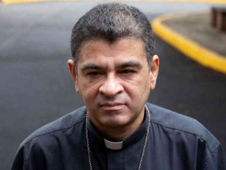 Rifiuta l'esilio, condannato a 26 anni di carcere il vescovo Álvarez