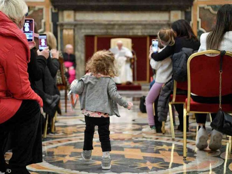 «Il servizio sanitario sia per tutti». Papa Francesco "interrotto" dai bambini