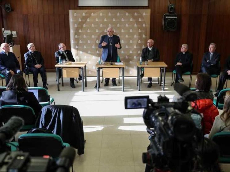 Chiesa e abusi, stimate 4.800 vittime in 70 anni