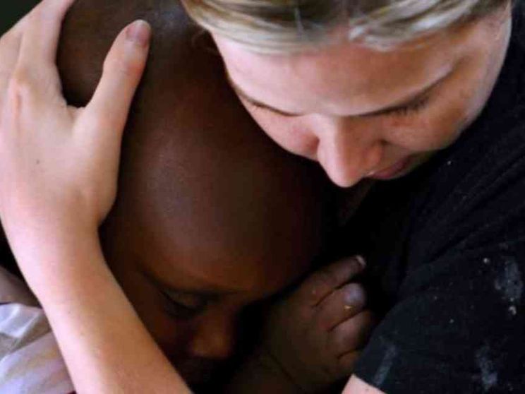 Soltanto 705 adozioni internazionali nel 2022, mai così pochi i minori arrivati