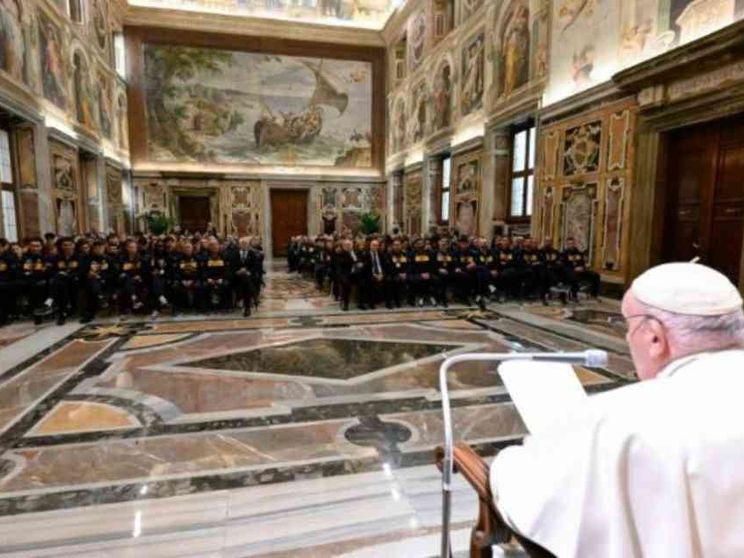Papa Francesco al Sovvenire (Cei): l'indifferenza è la malattia più brutta