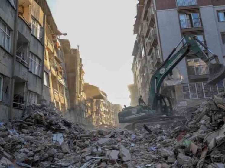 Un inviato di papa Francesco in Siria e Turchia. Le vittime salite a 42mila