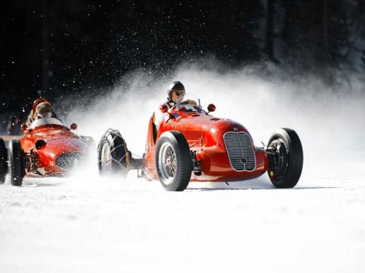 A St. Moritz la meraviglia delle auto classiche sul lago ghiacciato