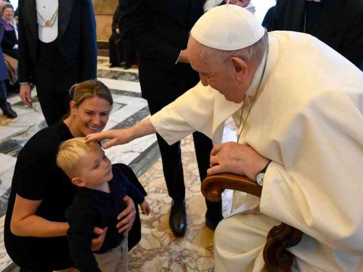 Il Papa: tecnologie sempre più pervasive, difendiamo l'uomo