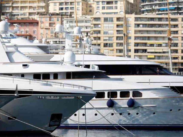 Gli oligarchi fuggiti da Londra adesso «piangono miseria» in altri lidi