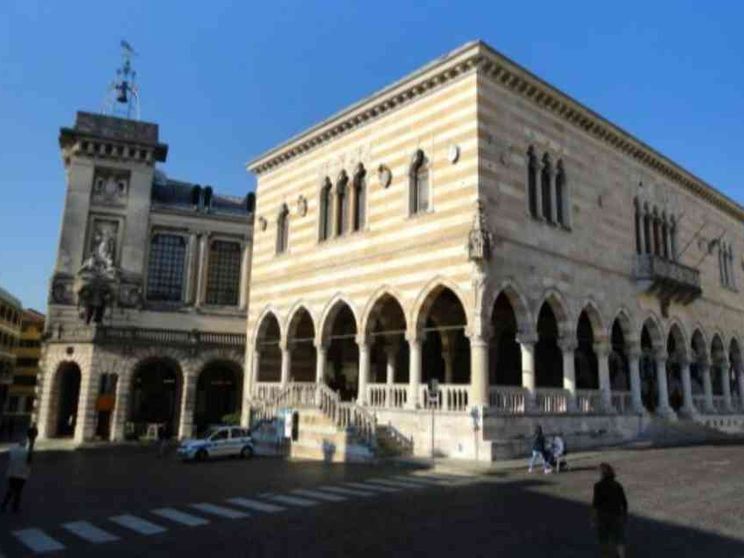 Udine, il lampione si accende ogni volta che nasce un bambino