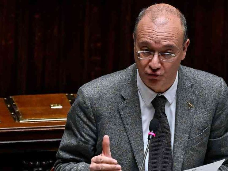 Valditara "corregge" la preside: «Nessun rischio fascismo». Ed è bufera