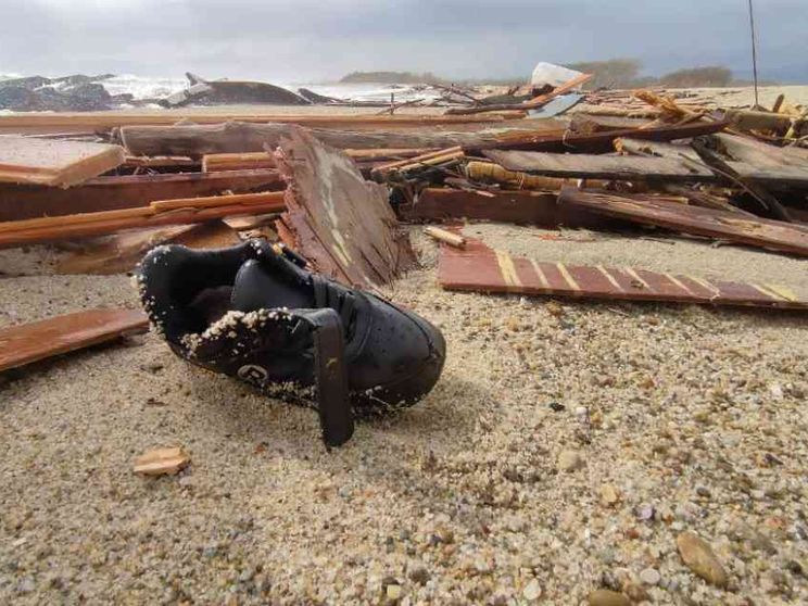 Naufragio a Crotone, è strage: decine di corpi recuperati e di dispersi