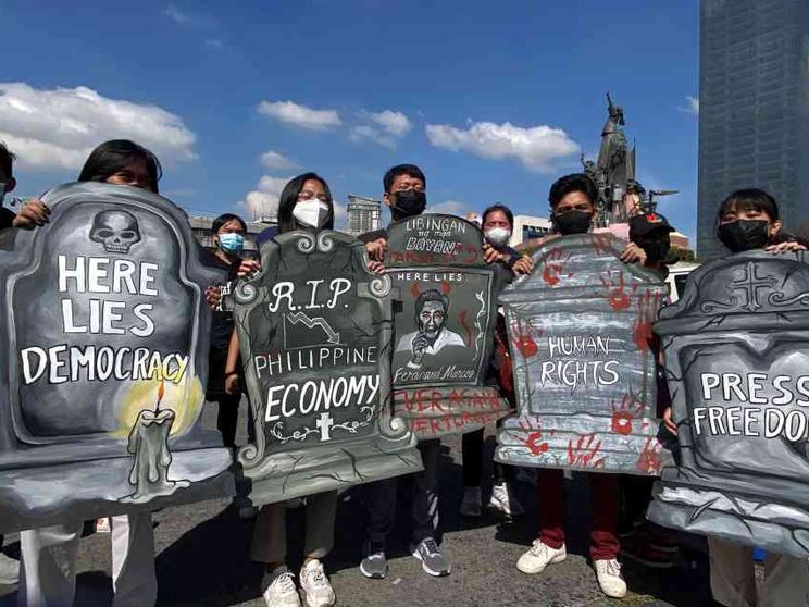 Intellettuali, unitevi: è il tempo di salvare l'uomo