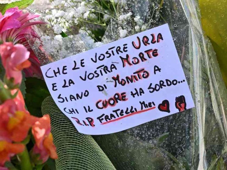 Il dolore di chi è sopravvissuto. Trovati 64 corpi