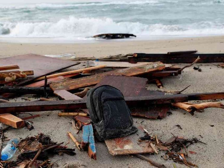 Il vento, la barca marcia, le onde: ecco come sono morti a 150 metri da riva