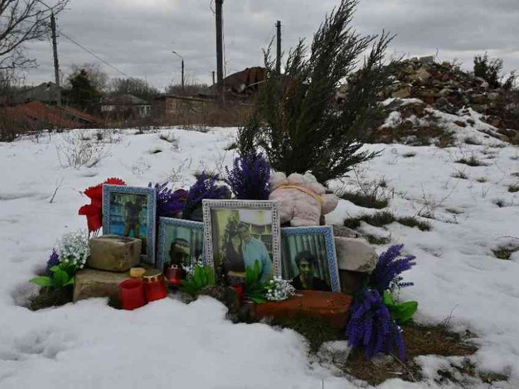 Gli orrori di Izyum hanno un volto: esumate 440 salme di prigionieri torturati