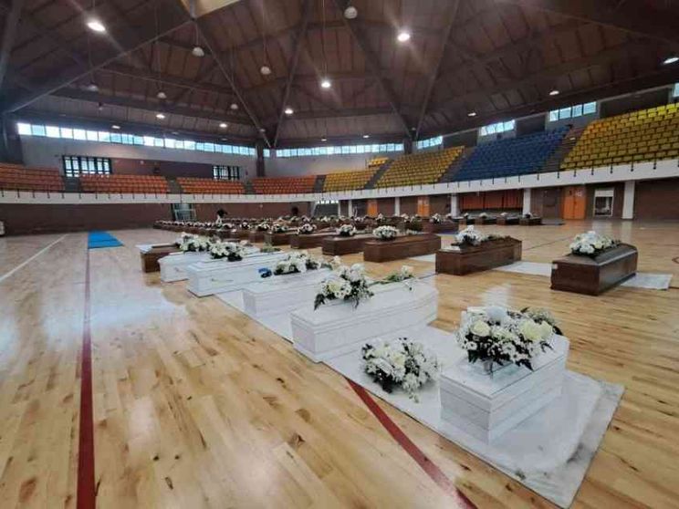 Naufragio di Cutro, quelle 66 bare (6 bianche) allineate al Palasport