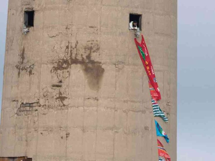 Portovesme a rischio chiusura, quattro operai sulla ciminiera per protesta