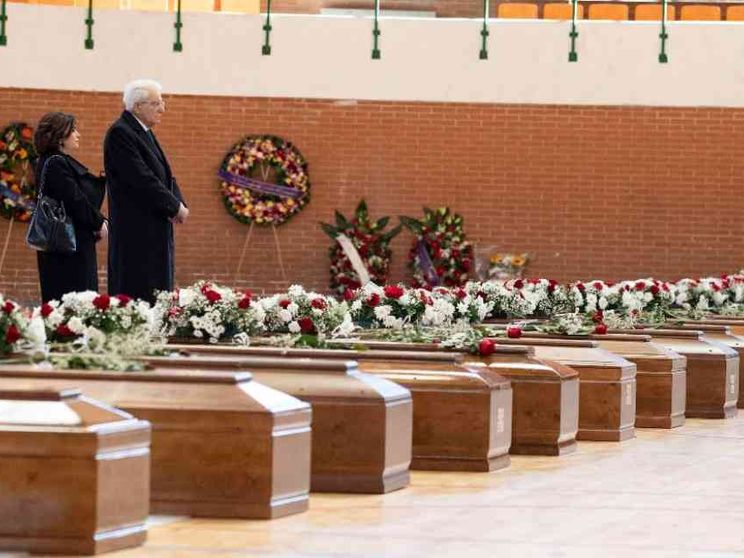 «Presidente, vogliamo giustizia per i morti». Mattarella davanti alle bare