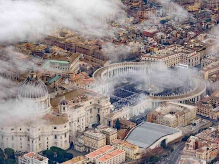 Papa Francesco: stop all’uso gratuito degli immobili della Santa Sede