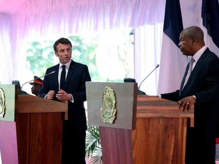 Macron in Africa fa più affari che promesse