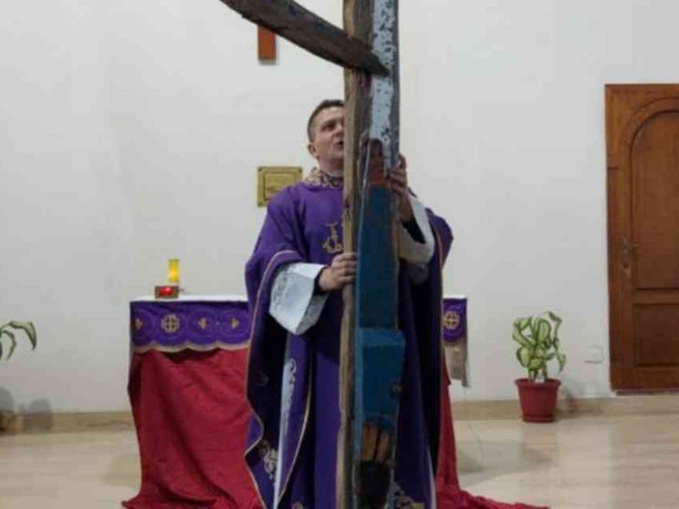 Una Croce con i legni del barcone di Cutro