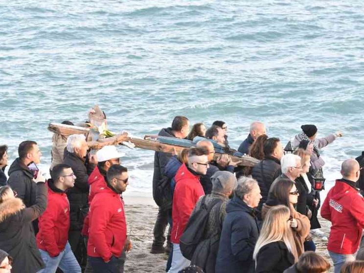 Naufragio di Cutro, il "mai più" della Via Crucis