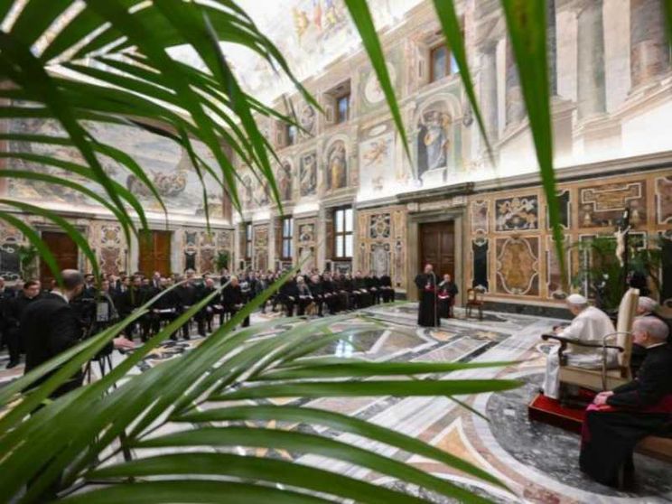 Francesco ai futuri sacerdoti: mostrate a tutti che Dio è presente