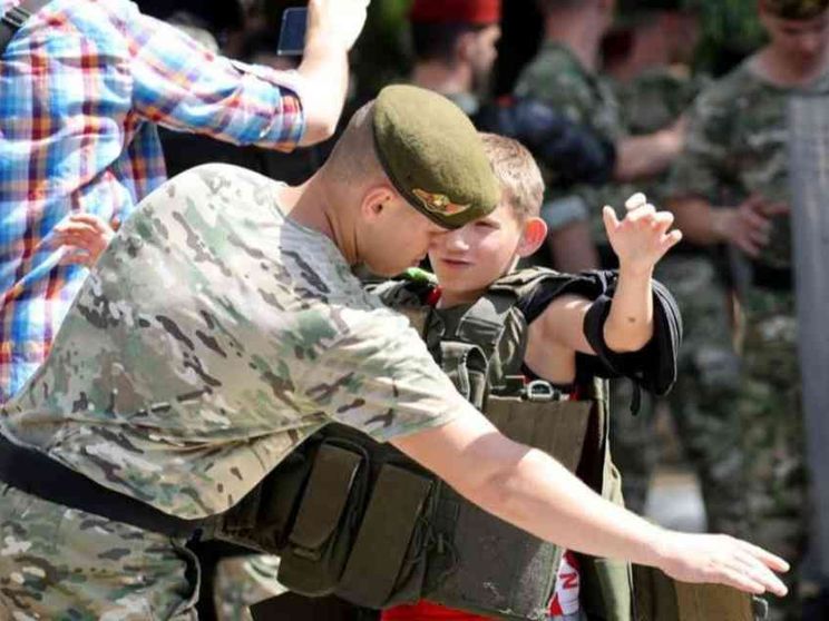 Campi militari per insegnare a sparare ai bambini a partire dai 6 anni