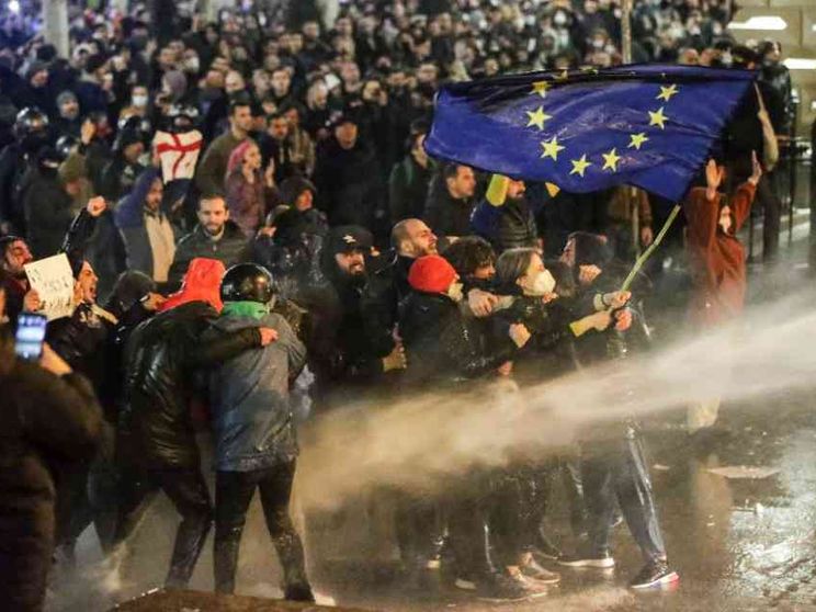 Georgia, migliaia in piazza contro il governo «schiavo di Putin»