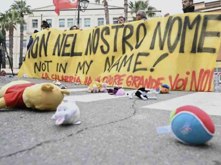 Silenzi e slogan, invito ai familiari ma la visita alle bare non c'è