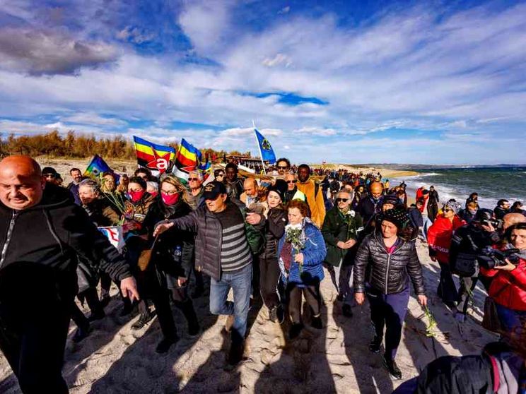 A migliaia sulla spiaggia del naufragio: «Fermare la strage subito»