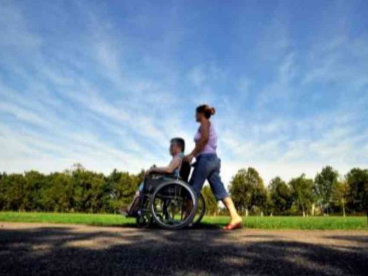 «Aumenti insostenibili». Badanti, chi paga per il nuovo contratto