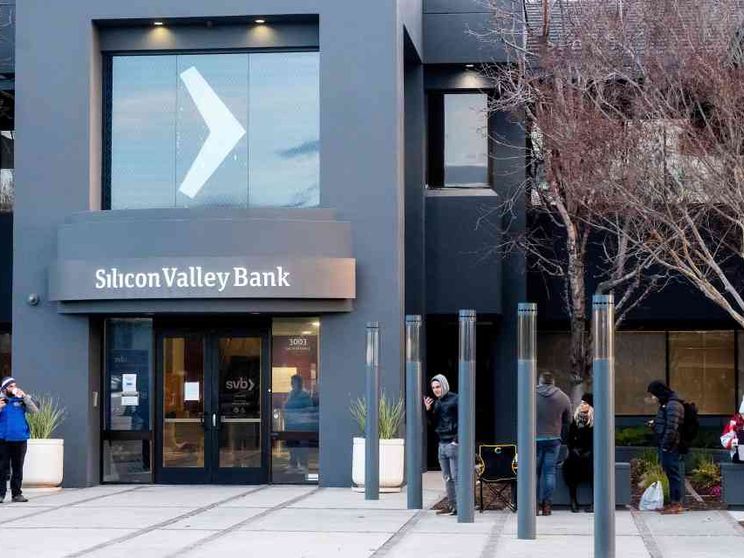 Dubbi sul rialzo dei tassi, mentre la crisi delle banche affossa i listini