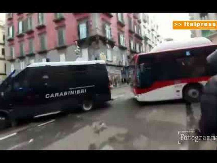 Guerriglia a Napoli, scontri con i supporter tedeschi dell'Eintracht