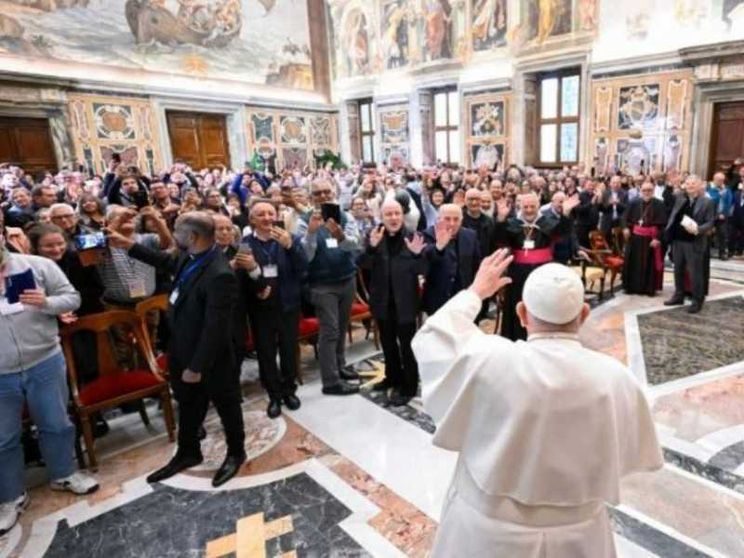 Papa Francesco: il laico può essere apostolo non meno e più del prete