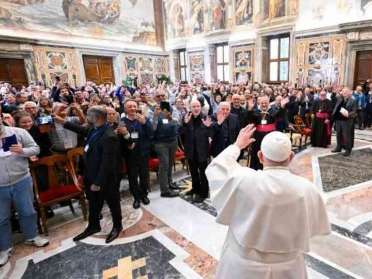 Papa Francesco: il laico può essere apostolo non meno e più del prete