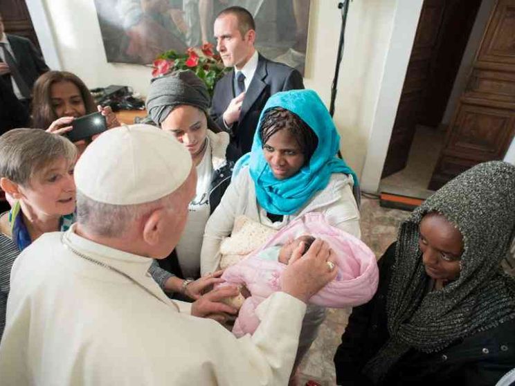 «Liberi di scegliere se migrare o restare»: il tema del messaggio del Papa