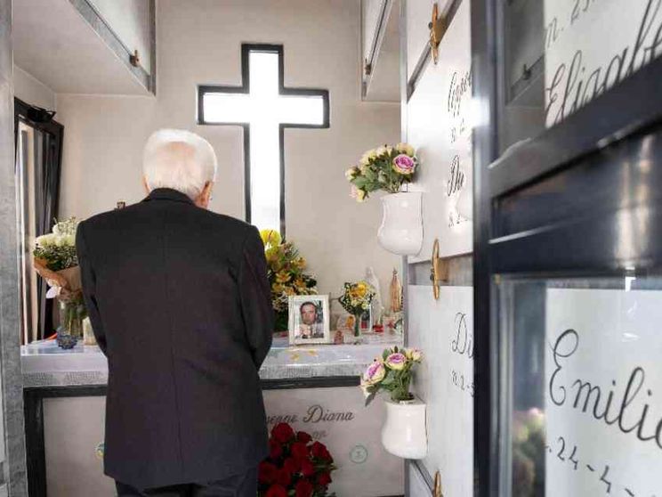 Mattarella sulla tomba di don Diana. E a Milano 70mila in piazza Duomo