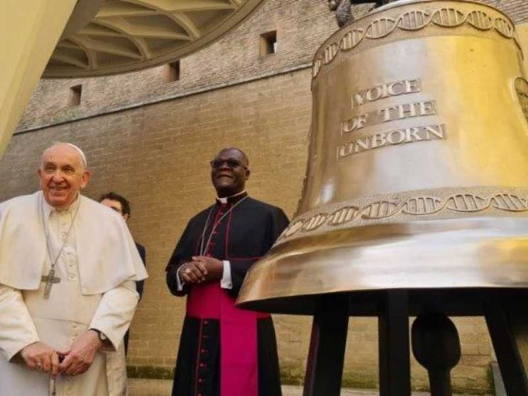 Papa Francesco benedice la campana "La voce dei non nati"
