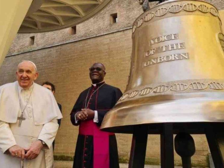 Papa Francesco benedice la campana "La voce dei non nati"