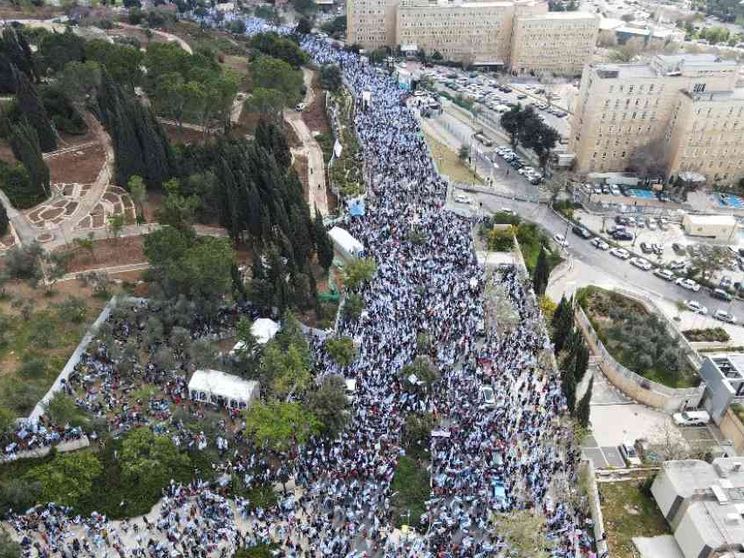 Sciopero generale. Rinviata la riforma della giustizia che divide Israele