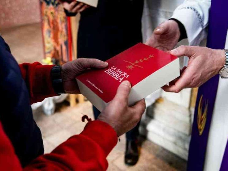 La Cei regala 8mila Bibbie per i detenuti