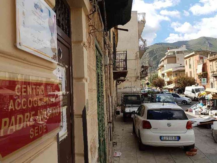 Raid vandalici contro il Centro di accoglienza Padre Nostro al Brancaccio