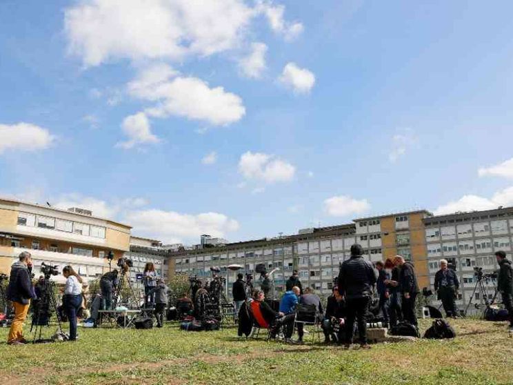 «Il Papa ha la bronchite. In miglioramento, dimissioni nei prossimi giorni»