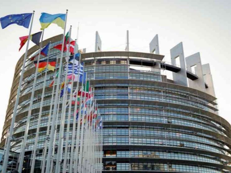 Il blitz politico dell’Europarlamento: «condanna» all’Italia sulle coppie gay